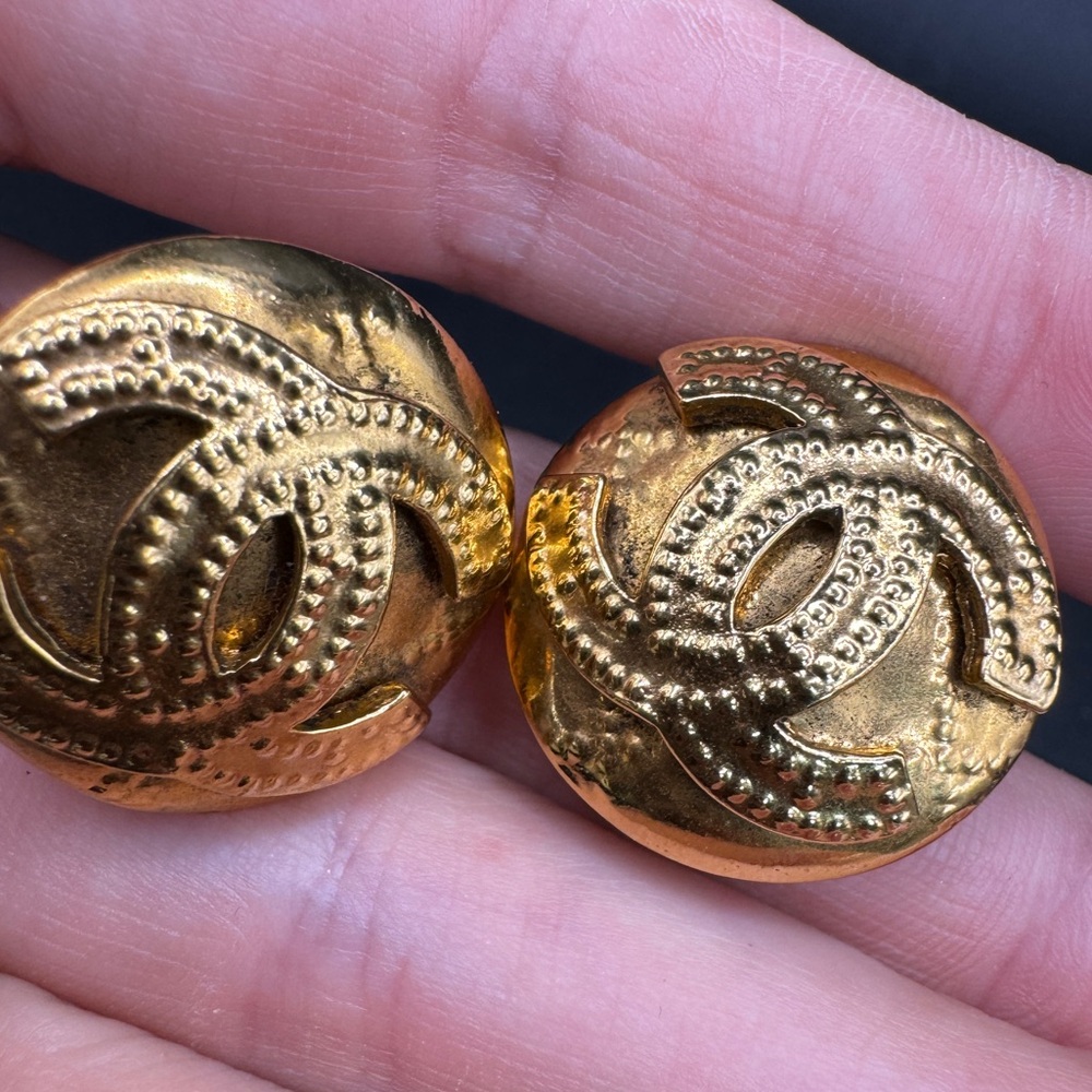 LOT 1260 24K gold plated Chanel hummered earrings - Picture 12 of 16
